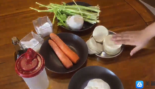 The practice of vegetable dumplings 素菜饺子做法 分享一个11岁孩子何浚拧自拍自编辑的视频