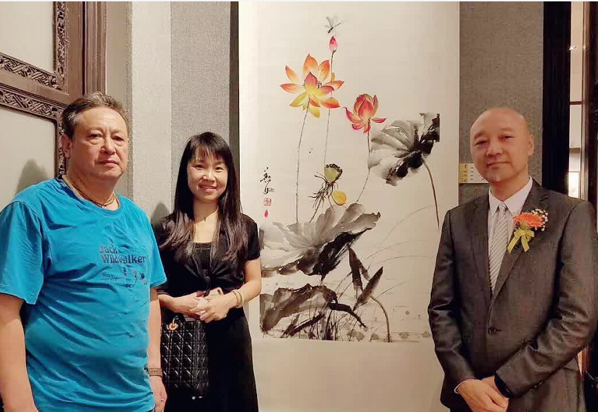 澳门第十八屆荷花節画展上王晓燕在参展作品前留影