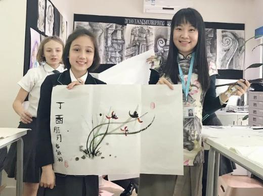 善如受邀教导国际学校师生们学习中国画