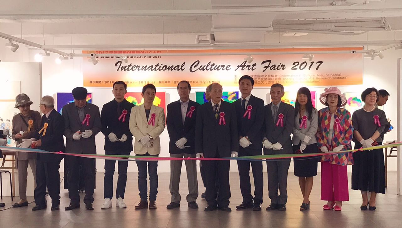 王晓燕（右3）正在参加国际画家联展开幕式剪裁仪 ANDY Wong (right 3) is attending the opening ceremony of the opening ceremony of the internationnal cultune art   fair