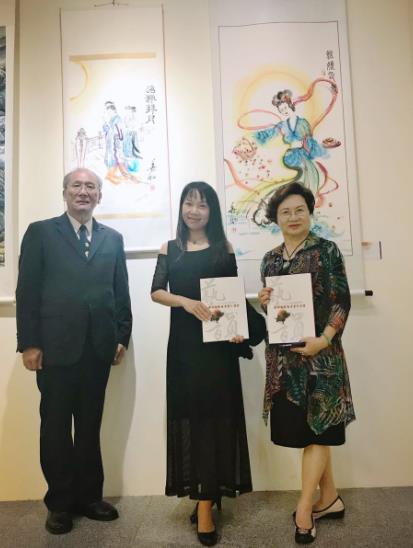 善如（王晓燕）与杨静江会长，蔡丰名会长于参展作品前合影