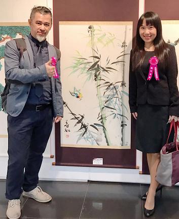 亚细亚美术招待展上马来西亚画家叶宝心先生与王晓燕（善如）获奖作品前合影